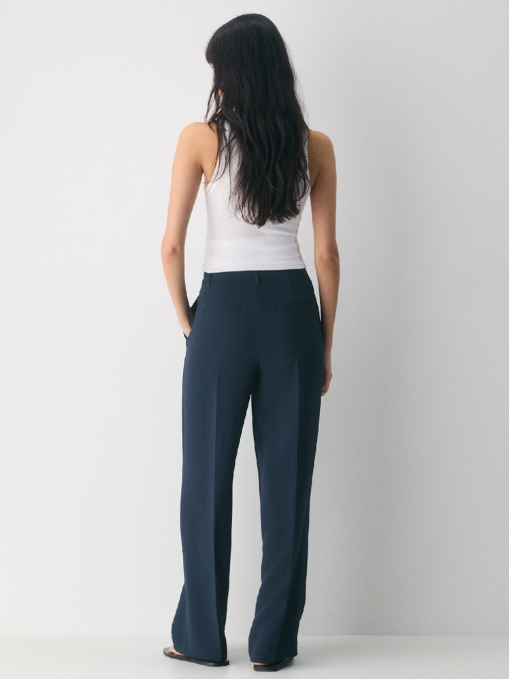 Aritzia The Effortless Pant Crepette - Picture 4 of 7